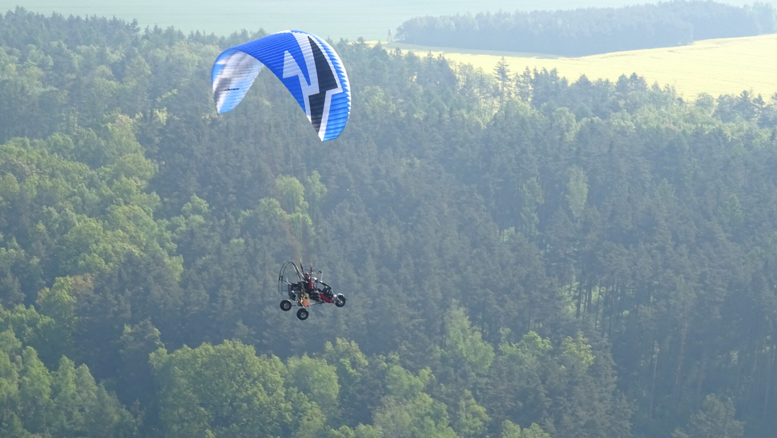 Lot widokowy motoparalotnią